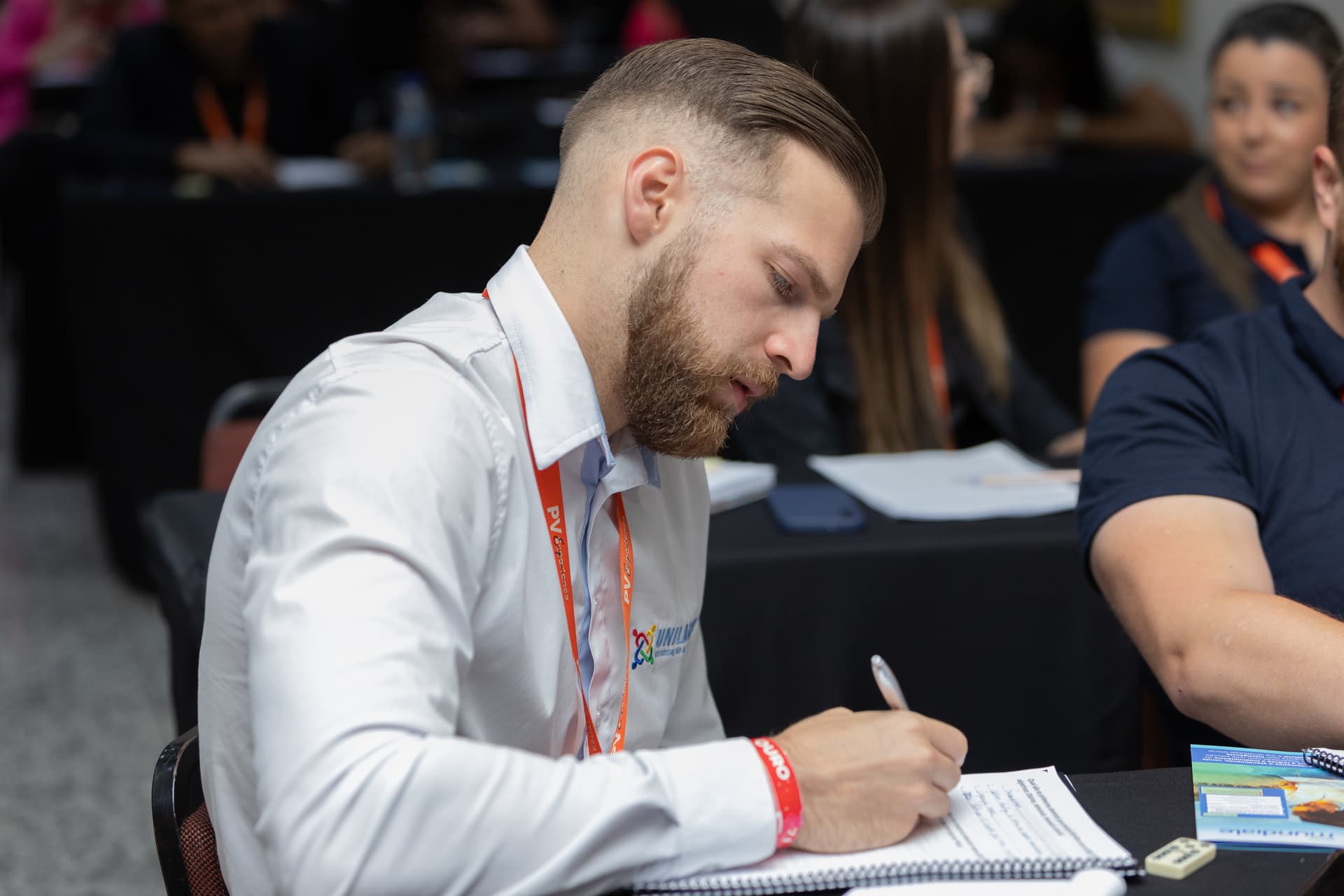 Público aplaudindo durante apresentação
